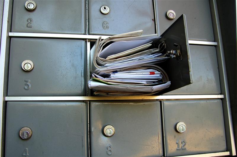 Dame uttrykker lettelse i skogen.