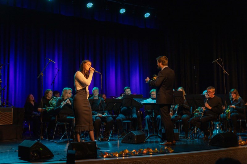 Hanne Lauritzen synger "No time to die" under MelhusBankens Talentpris 2023.