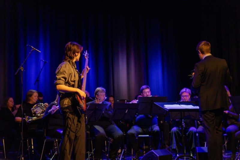 Maya Brevik spiller "Carry on wayward son" på elktrisk bass under MelhusBankens Talentpris 2023.