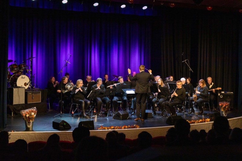 Melhus Janitsjarkorps spiller på scenen under MelhusBankens Talentpris 2023.