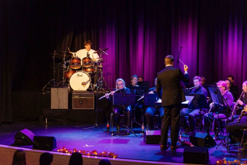 Odin Eggen spiller "Caravan" på slagverk under MelhusBankens Talentpris 2023