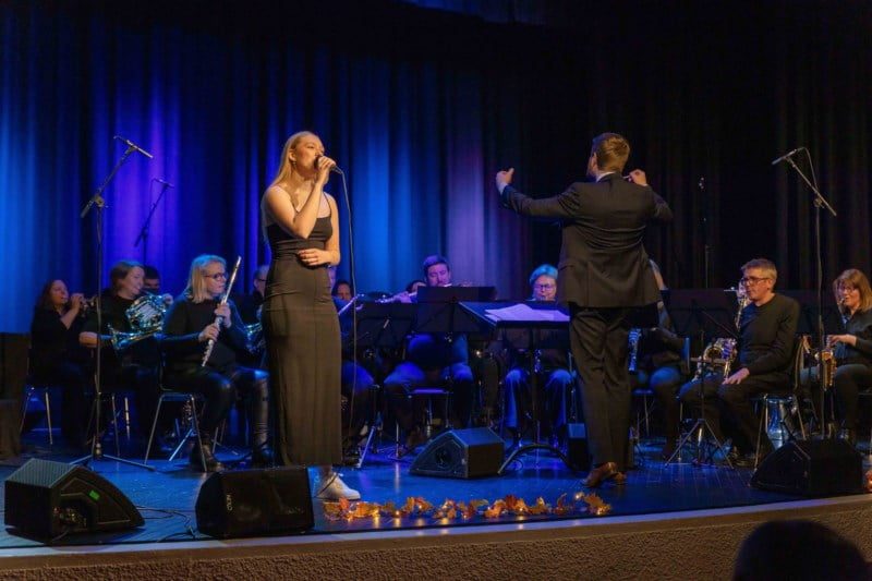 Olivia Iversen-Aune synger "When we were young" av Adele under MelhusBankens Talentpris 2023.