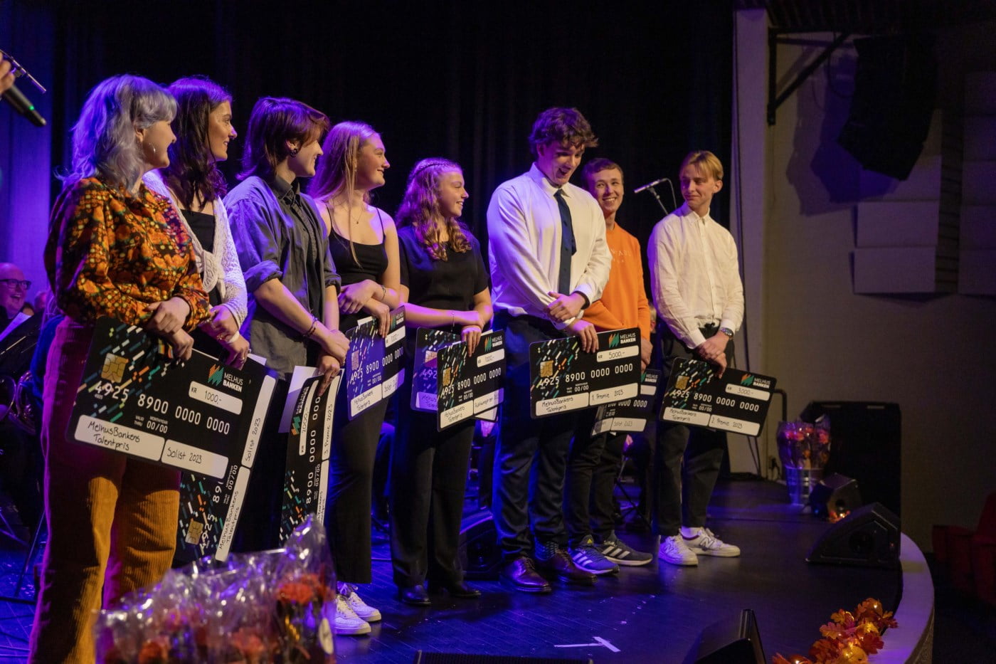 Solistene står på scenen etter premieringen.