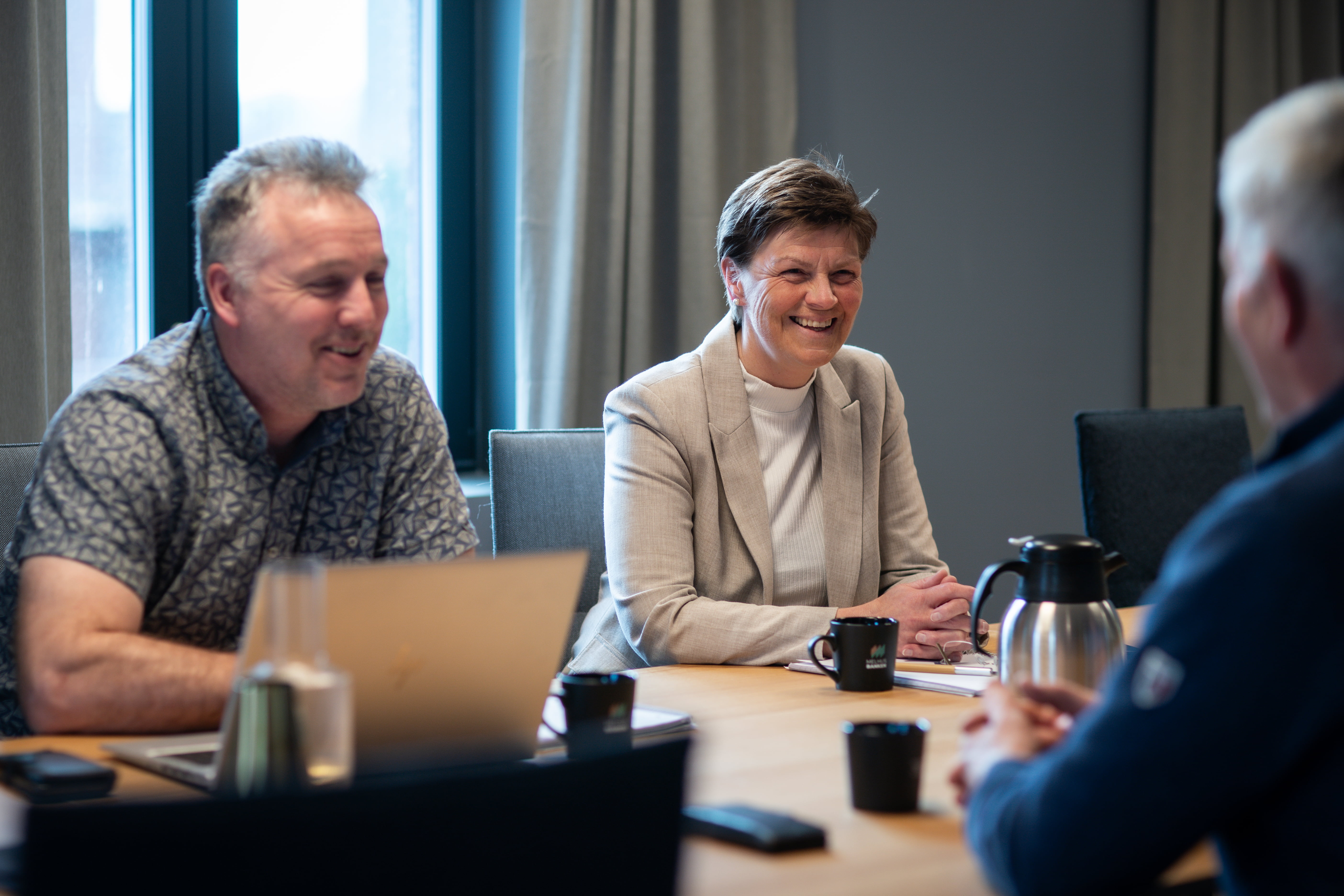 Landbruksrådgiver i møte med kunde og Melhus Regnskap