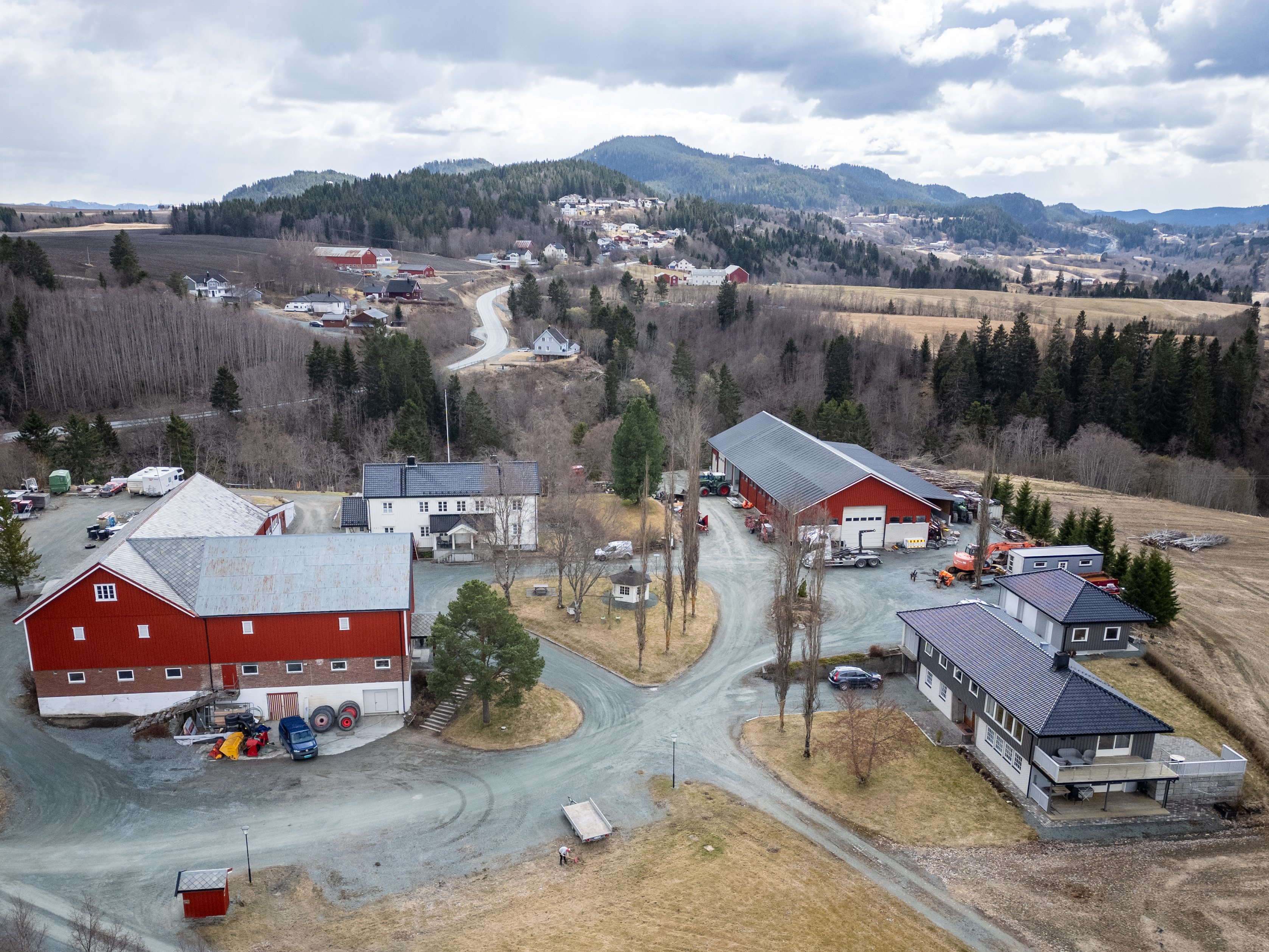 Gårdstunet til ekteparet opland sett fra luften.