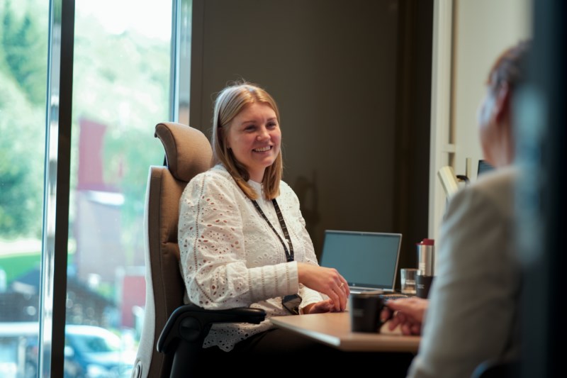 Rådgiver i MelhusBanken møter kunde med personlig rådgivning – tett på i praksis.