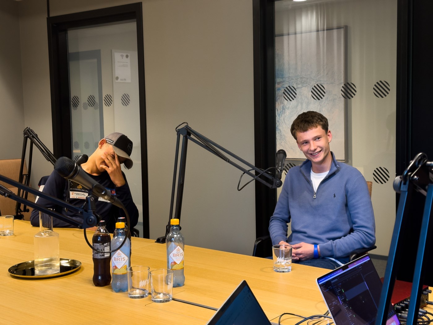 To av mottakerene avbildet under innspilling av podcasten "Med hjerte for Melhus"