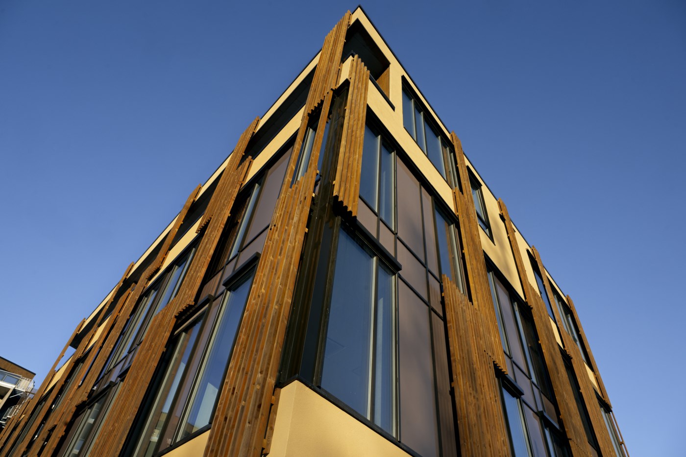 Nærbilde av nybygget i Bankkvartalet sett nedenfra.