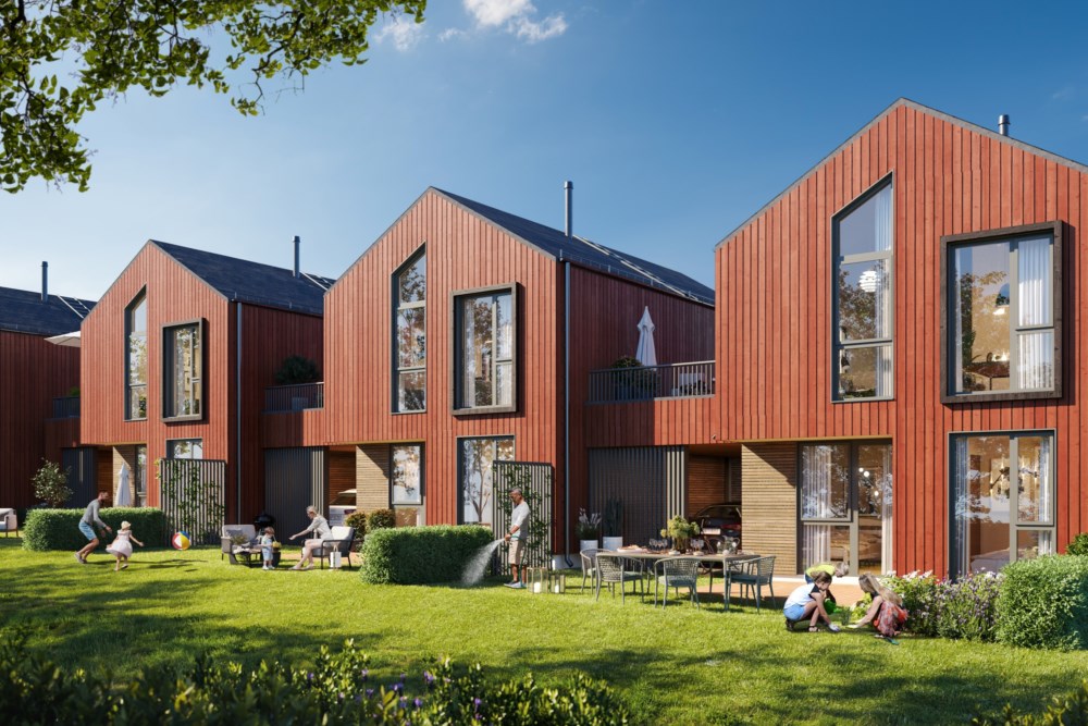 Tre moderne rekkehus, familier sitter utenfor og nyter finværet.