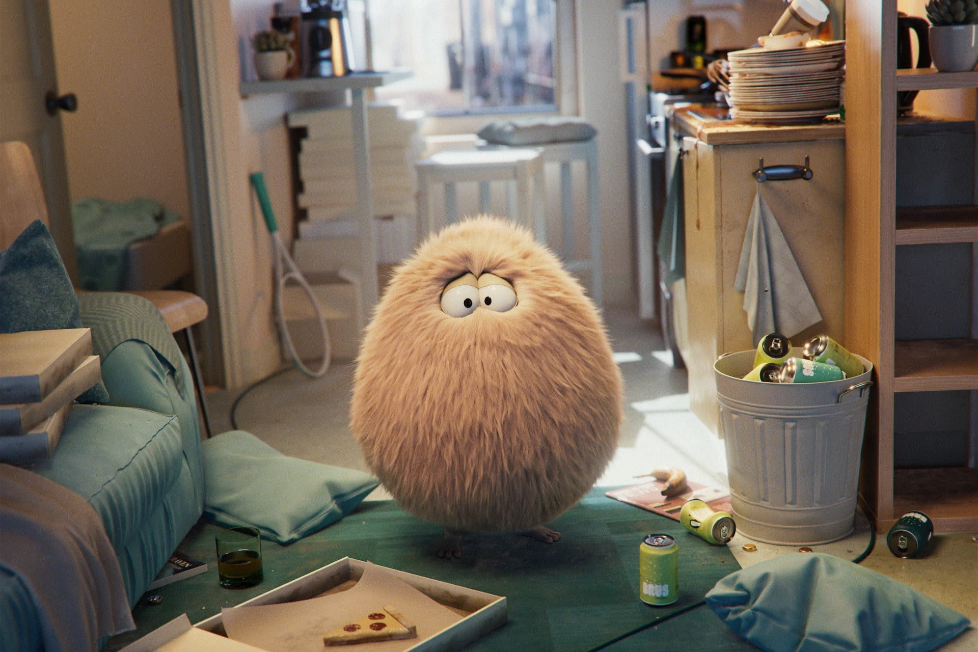 En søt hårdott ser fortvilt rundt i ei rotete stue.