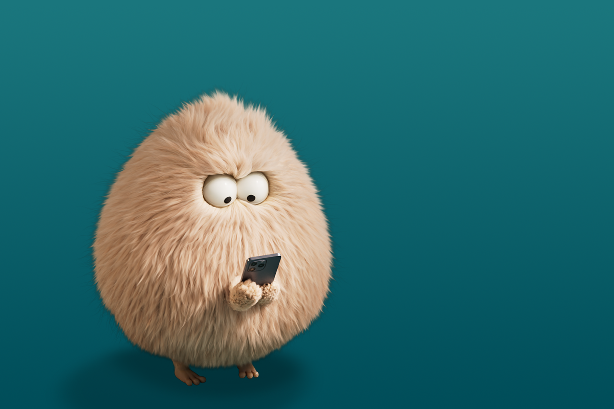 Søt rund karakter med pels holder en telefon og ser intenst på skjermen.