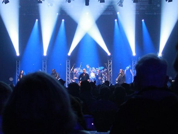 Konsert sett fra publikums perspektiv.